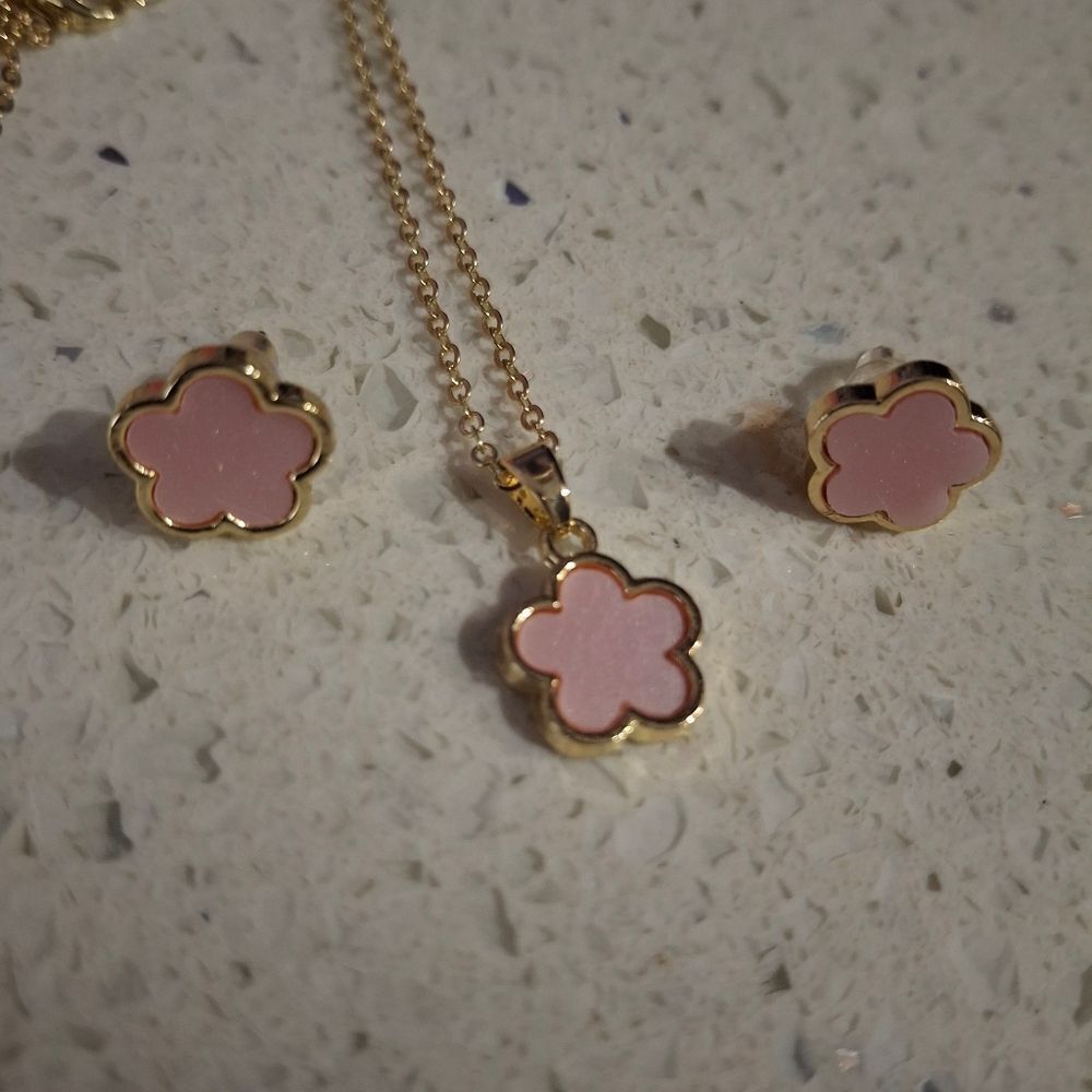 Gold and Pink Flower Clover Pendant Necklace and Earrings Set